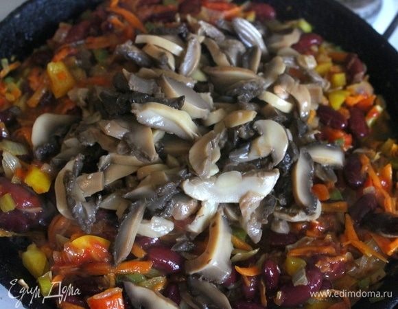 Открываем банку резаных шампиньонов ТМ «Фрау Марта», добавляем на сковородку. 