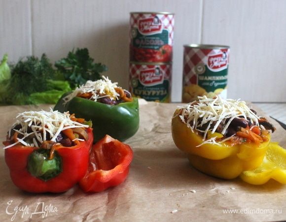 Фаршируем перцы начинкой, сверху посыпаем тертым сыром. Отправляем в разогретую духовку на 15–20 минут. 
При подаче украшаем тарелку листьями салата, на деревянные палочки надеваем «парус» из перца, украшаем кукурузой ТМ «Фрау Марта». 