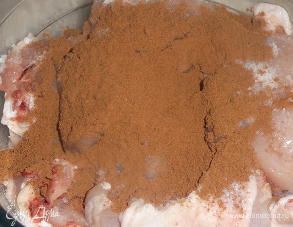 Посыпать солью, орехом и добавить растительное масло.