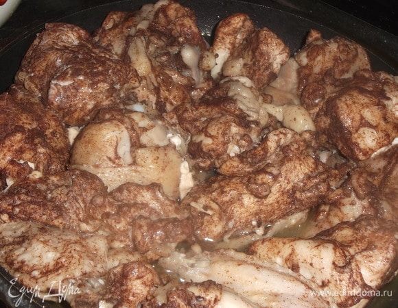 Жарить на умеренном огне 45 минут, не открывая крышки. В процессе готовки курицу не переворачивать. Приятного аппетита!