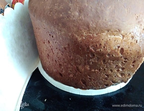 Выпекать куличи 45 минут. Через 15 минут выпекания, когда куличи уже подрумянятся, я убавляю температуру до 160°С и допекаю.