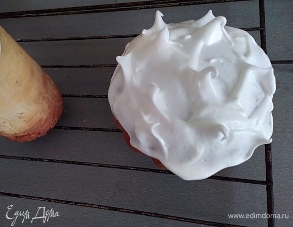 Глазурь сделать по своему вкусу. Я украшаю белковой глазурью. Взбить яичный белок, лимонный сок и сахар до крепких пиков. Горячие куличи покрыть и украсить. Оставить остывать. Первая часть куличей высохла за 6 часов. Если вы не будете украшать, а просто присыпать пудрой, то куличи нужно остудить полностью!