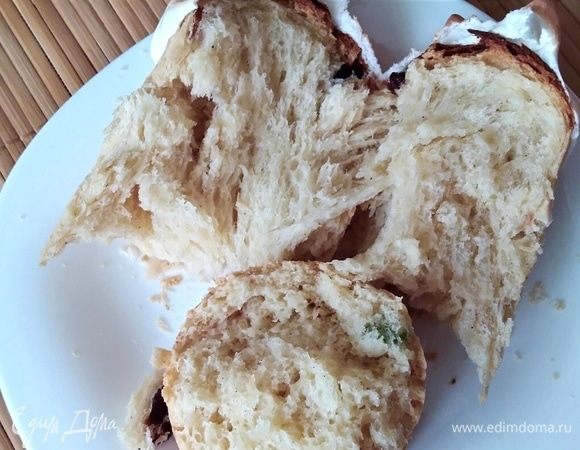 Разлом кулича. Он очень ароматный, нежный, с влажноватым пористым мякишем.