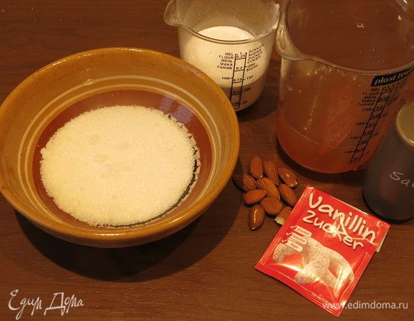 Подготовим продукты. Нут замачиваем на ночь, воду сливаем, заливаем водой, воды больше на пару сантиметров, чем нута, и варим на маленьком огне 2 часа. Возможно, вода выкипит, тогда стоит немного долить (общее количество воды может разниться). В некоторых рецептах говорится, что варят до мягкости нута, нут сварится и за час, но так раствор будет менее  концентрированным. Я готовила 300 г нута и варила чуть больше часа, аквафаба — отвар нута — получился менее насыщенным, чем при способе, предложенном в этом рецепте. Дать чуть остыть (по распространенным в сети рецептам предлагают оставить нут в отваре до полного остывания с целью насыщения раствора, но так нут впитывает жидкость, и на выходе получается мало аквафабы. Миндаль замачиваем в кипятке на 10 минут, сливаем, промываем под холодной водой, заливаем кипятком, снимаем кожицу, просушиваем зерна, перемалываем их, просушиваем муку при 60°С.