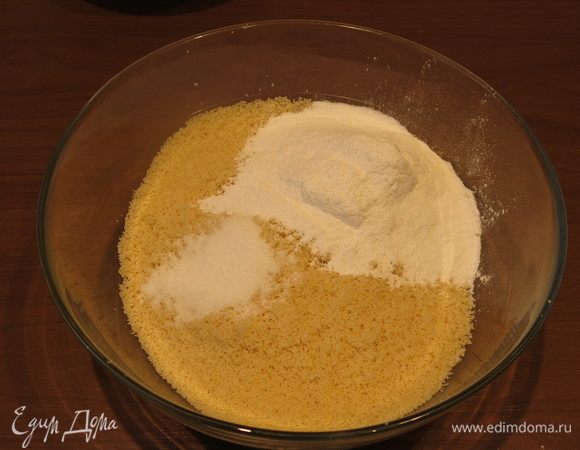 Соединяем ванильный сахар, муку из миндаля и сахарную пудру, перемешиваем. Просеиваем. Можно просеять только муку, а потом смешать с пудрой, но у меня самодельная пудра, лучше все просеять вместе.
