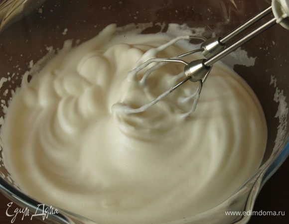 Взбиваем 10 минут белок со щепоткой соли. 