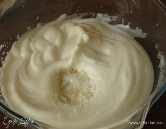 Добавляем половину сахара, продолжаем взбивать.