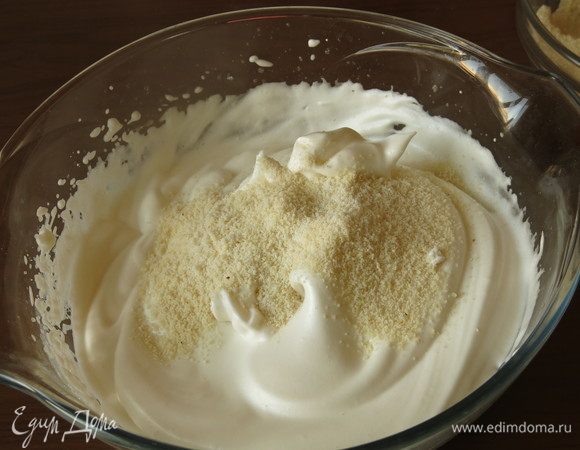 Всыпаем сладкую миндальную муку.