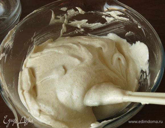 Перемешиваем снизу вверх с помощью лопатки.