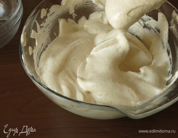 Масса стекает с лопатки волнами.