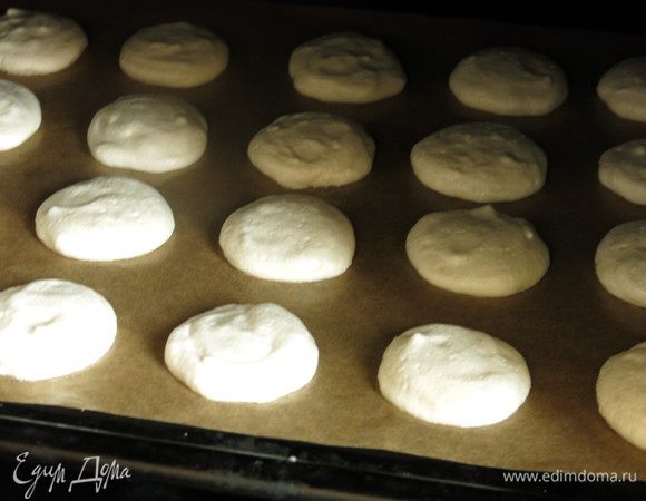 Ставим в холодную духовку, нагреваем до 100°С и выдерживаем 20 минут, если духовка нежная — 30 минут,  выключаем духовку, даем остыть минут 10, открываем дверцу и еще даем остыть.