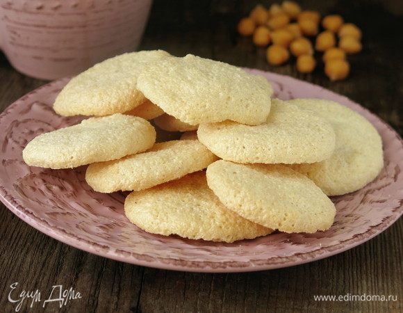 Храним в закрытой коробке, хотя, безе долго не остается без внимания)) Приятного аппетита!