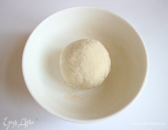 Поставить бигу. Смешать 66 г муки, 30 мл воды и 1 г свежих дрожжей. Дрожжи растворяются в воде. Замесить, затянуть миску с бигой пленкой и оставить при комнатной температуре на 9 часов.