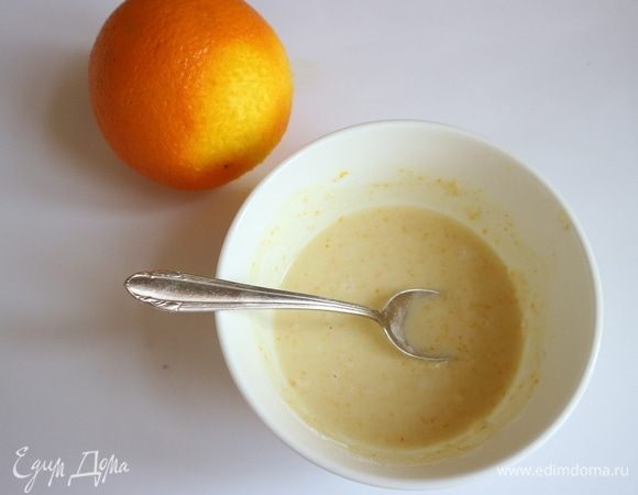 Приготовить ароматизированный пулиш: 33 мл воды, 16 г муки, 1,5 г дрожжей, натертой на мелкой терке апельсиновой цедры ( 0,3 ч. л.), поставить в посуде, накрытой крышкой или затянутой пленкой, в холодильник (температура 5°С) на 9 часов (можно больше, у Адриано этот процесс занимает 18 часов.