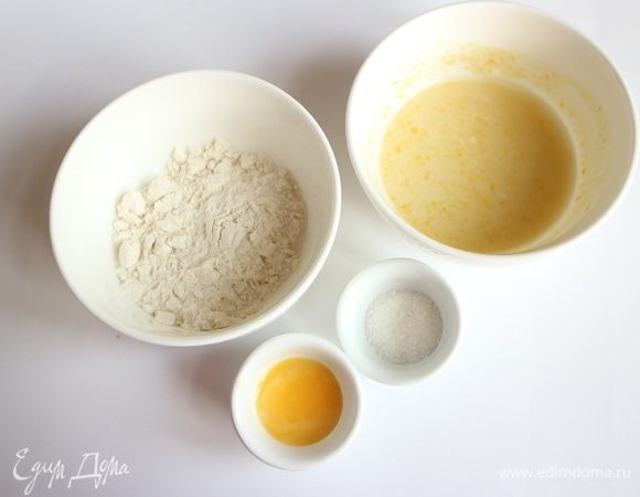 Смешать пулиш с 33 г муки, 3 г сахара, 0,3 желтка — 7 г (0,3 часть). Затянуть пленкой, поставить в теплое место на 1 час (он должен увеличиться в объеме).