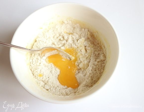 Тесто второго замеса. Соединить с тестом первого замеса бигу, 0,3 шт. яйца, 17 г муки, 7 г сахара.