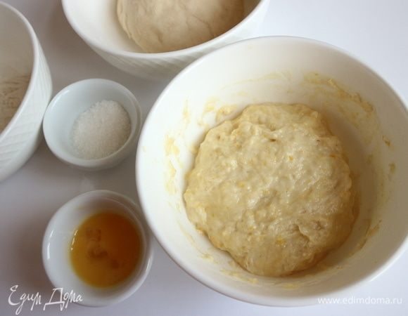 Через 30 минут приготовить опару: 10 г теплой воды, 8 г муки, 4 г дрожжей.