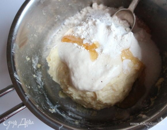 Тесто 3 замеса. Соединить тесто второго замеса и опару с 0,3 шт. желтка, 0,3 яйца, вмешать 50 г муки, 10 г сахара и 0,7 ст. л. меда. Хорошо перемешать.