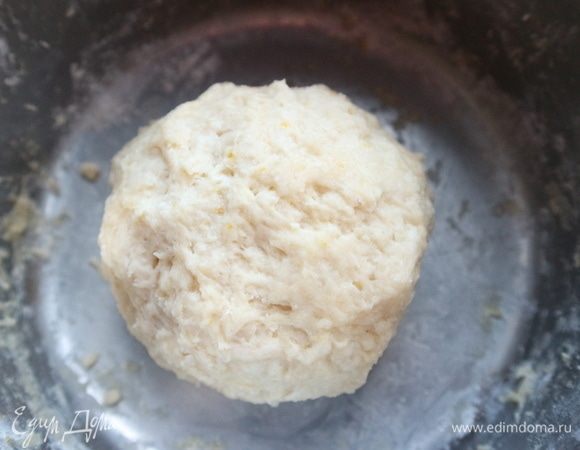 Поставить в теплое место, пока тесто не увеличится вдвое.