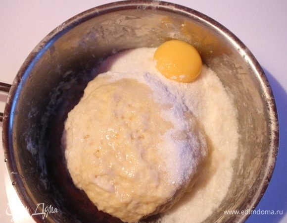 Тесто 4 замеса. Добавить в тесто третьего замеса 1 желток, 50 г сахара, ванильный экстракт (ваниль) и 33 г муки. Хорошо перемешать, потом добавить 1 яйцо, 50 г сахара, смешанного с цедрой лимона и оставшейся цедрой апельсина, 133 г муки и соль, перемешать, добавить размягченное сливочное масло 100 г.