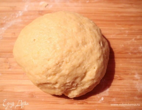 Затем добавить 17 г муки, все хорошо перемешать, выложить на рабочую поверхность и еще перемешать, сложить 2–3 раза, пока тесто не перестает липнуть к рукам.