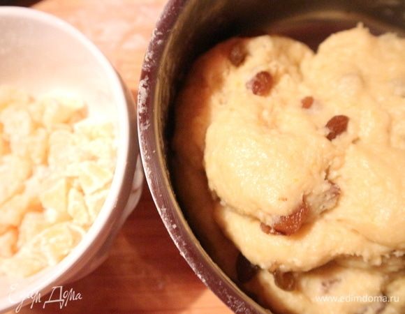 Добавить изюм, предварительно замоченный в теплой воде с бренди (ромом), и посыпанные мукой цукаты.