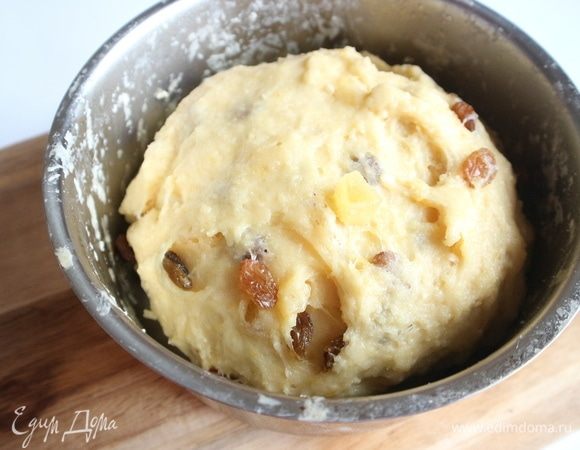 Тесто поместить в кастрюлю, затянуть пленкой, поставить в холодильник (температура 4°С) до позднего утра. Вынуть тесто из холодильника, дать согреться в течение 1 часа, тесто сложить несколько раз, придать округлую форму и положить в форму. Закрыть пленкой, дать подойти при температуре 30°С (4–5 часов), снять пленку на 30 минут до дальнейших действий.