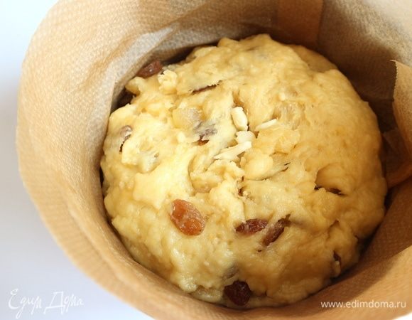 Смазать сливочным маслом острый нож с тонким лезвием и надрезать крестом не глубоко тесто по центру. В разрез положить кусочек масла — 7 г, аккуратно расправить надрез. Выпекать 15 минут в предварительно разогретой до 200°С духовке, потом 40–45 минут при 160°С, готовность проверить тонкой деревянной палочкой. Обратите внимание, за 15–20 минут до окончания выпечки — покрытие глазурью (шаги 17–18).