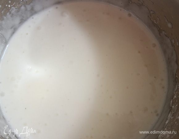 Глазурь. Взбить 70 г белка (белок 2 яиц) со щепоткой соли, добавить кукурузный крахмал, взбить, постепенно добавить 80 г сахарной пудры.
