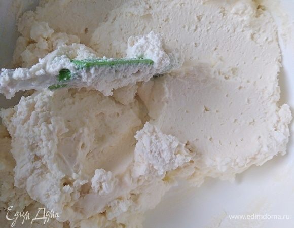 К творогу добавить масло, сметану (жирность от 20-30%) и взбить миксером (блендер тоже подойдет).