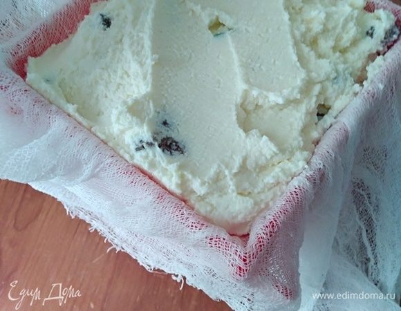 Настаивать пасху можно в любой посуде, подходящей формы, но главное, чтоб были дырочки, для стекания сыворотки. Я себе приобрела пасочницу. Размер 12 см — высота, 12 см — ширина одного основания, 6 см — ширина второго основания. Марлю сложить в 2 слоя, выстелить пасочницу так, чтобы края свисали. Заполнить форму творожной массой. Края марли завернуть к основанию.