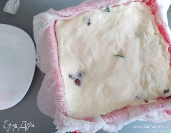 Груз убрать, концы марли развернуть. Накрыть блюдом, на котором вы хотите подавать пасху и перевернуть пасху. Если подавать будете не сразу, уберите в холодильник. Хранить в холодильнике можно не более 2 суток.