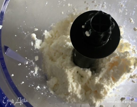 Творог необходимо перетереть через сито или измельчить блендером до однородного состояния. Блендер, конечно, с этой работой справляется куда быстрее.