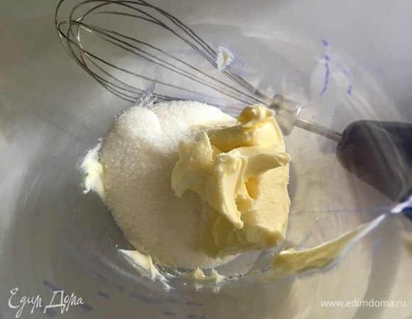 Размягченное сливочное масло взбить с сахаром, с помощью венчика добела.