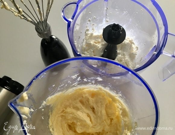 Теперь соединить яично-масляно-сахарную массу и однородный перетертый творог.