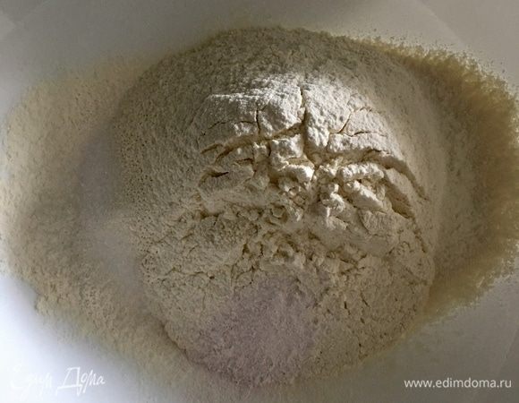 В отдельную миску просеять муку с солью и разрыхлителем.