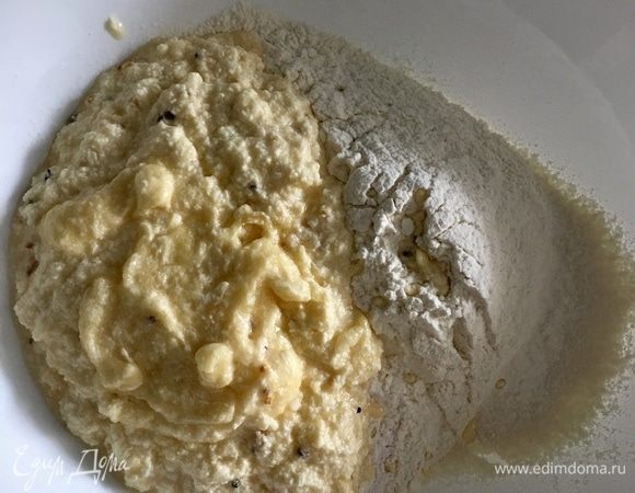 И к муке ввести творожную массу. Вымешивать можно как руками, так и лопаточкой.
