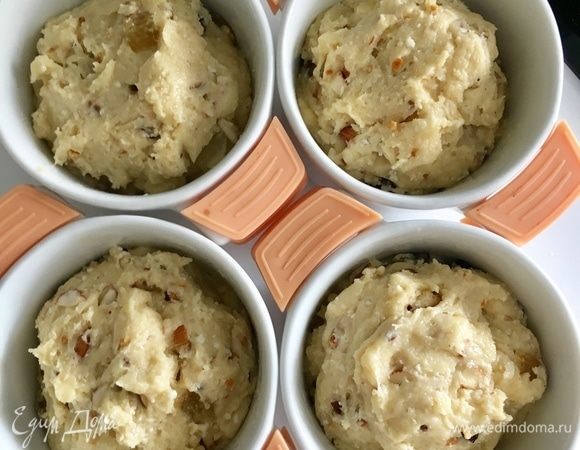 Я пекла в порционных формочках. У меня получилось из указанного количества 4 куличика. Предварительно смазать стенки и дно формочек маслом, из теста сформировать 4 комочка, положить комочки в формочки и отправить в разогретую до 180°С духовку примерно на 30 мин. Готовность проверять спичкой.