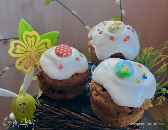Вот такие маленькие куличики-кексики у меня получились. Деткам их вид точно должен понравится! Сами по себе куличики тяжеленькие и плотные, насыщенные ароматами и начинкой. Вкус бесподобный, скажу без зазрения совести! В моей семье именно такие куличи в большом приоритете! 