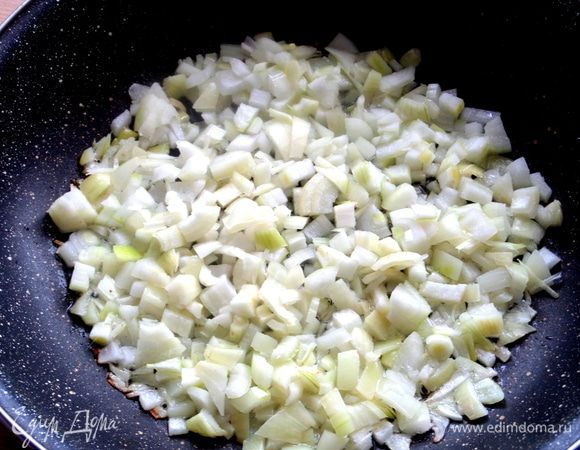 Лук измельчить (у меня одна крупная) и жарить в растительном масле.