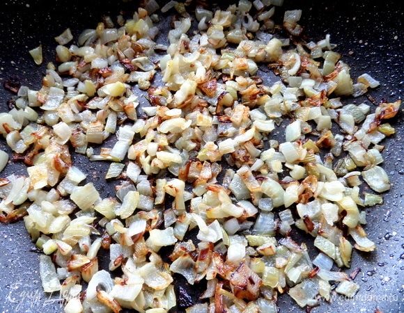 Не бойтесь добавлять больше лука, он отдает чудесный аромат.