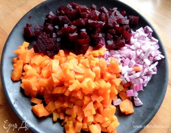 Красную луковицу и вареные овощи нарезать как можно мельче.