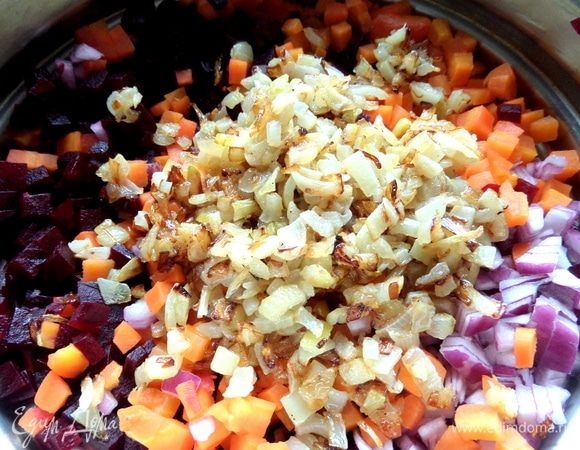 Перенести жареный лук в нарезанные овощи.