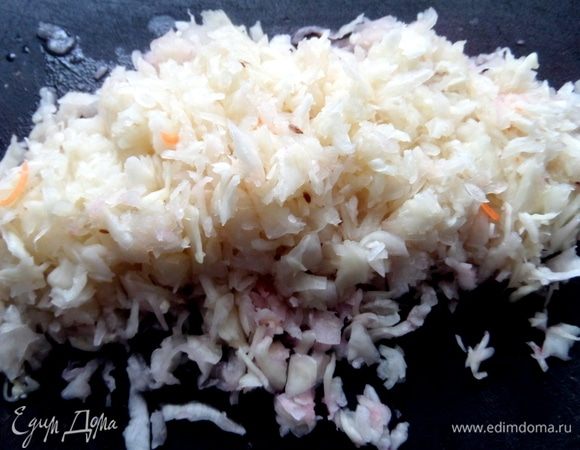 Капусту я не отжимала, но если она плавает в рассоле, то лучше дать стечь.