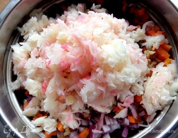 Нарезать помельче. Добавить в винегрет.