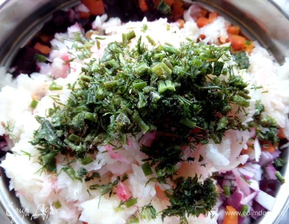 Укроп для аромата или другую зелень нарезать тоже.