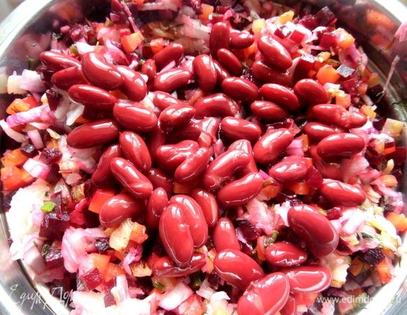 Процедить фасоль и перенести в винегрет.