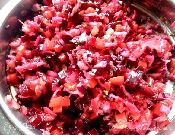 Заправить маслом. Перемешать, посолить, поперчить. Огурцы по рецепту идут в состав, но я решила подать их рядом.