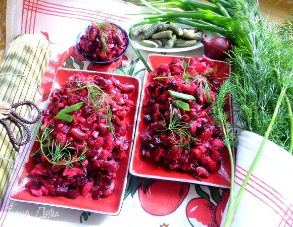 Перенести на порционные тарелки, украсить любой зеленью.