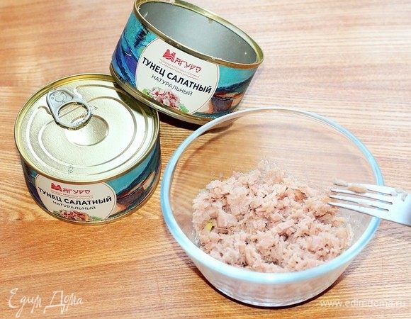 Консервированный тунец ТМ «Магуро» без сока, выложить в миску и размять вилкой.
